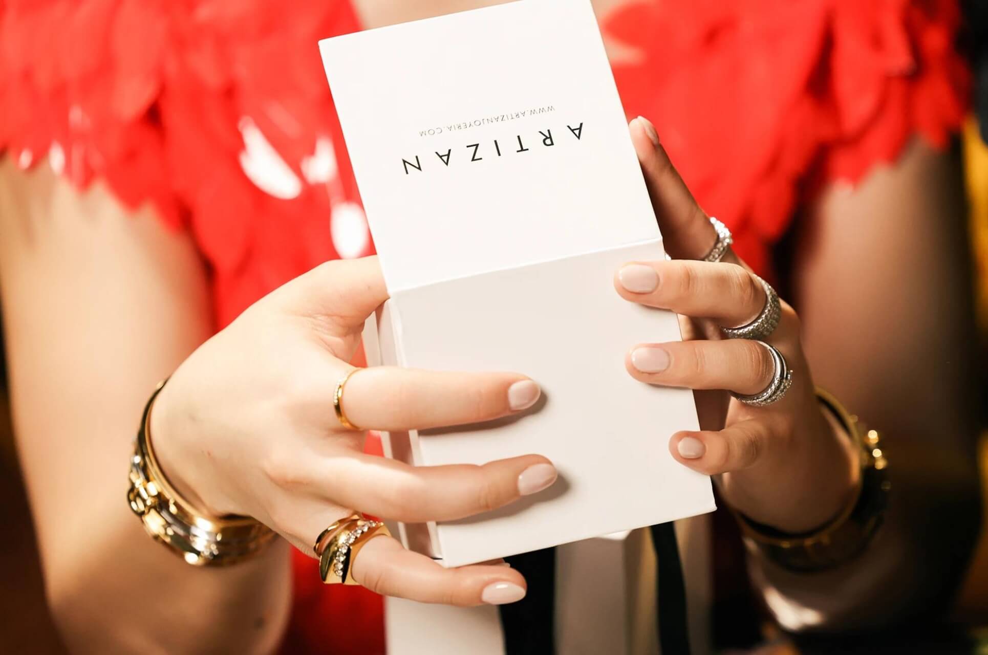 Gifting Jewelry: A Sparkling Guide to Memorable and Personalized Prese