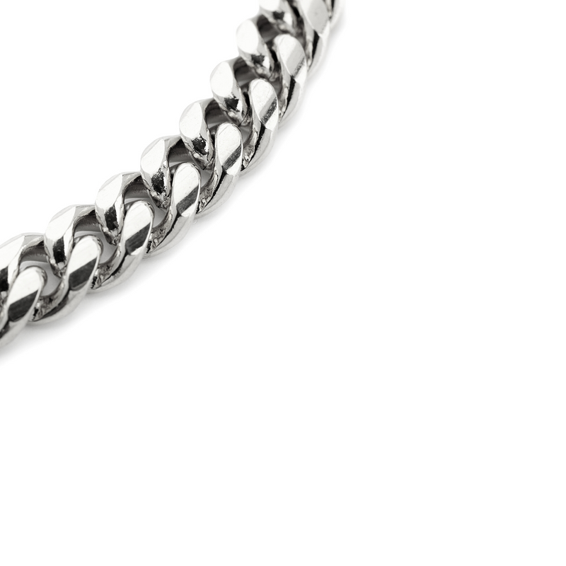 The MINI PALMA BRACELET which is made of non tarnish stainless steel and 8mm in width chunky chain.