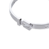 The BELT BANGLE, a stylish silver bangle featuring a unique buckle clasp design with sparkling diamond accents. ||| SILVER