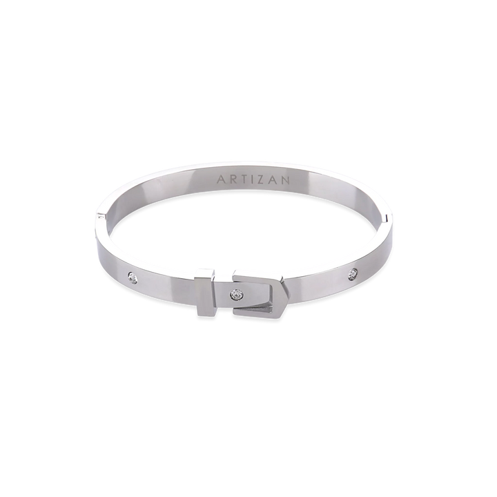 The BELT BANGLE, a stylish silver bangle featuring a unique buckle clasp design with sparkling diamond accents. ||| SILVER