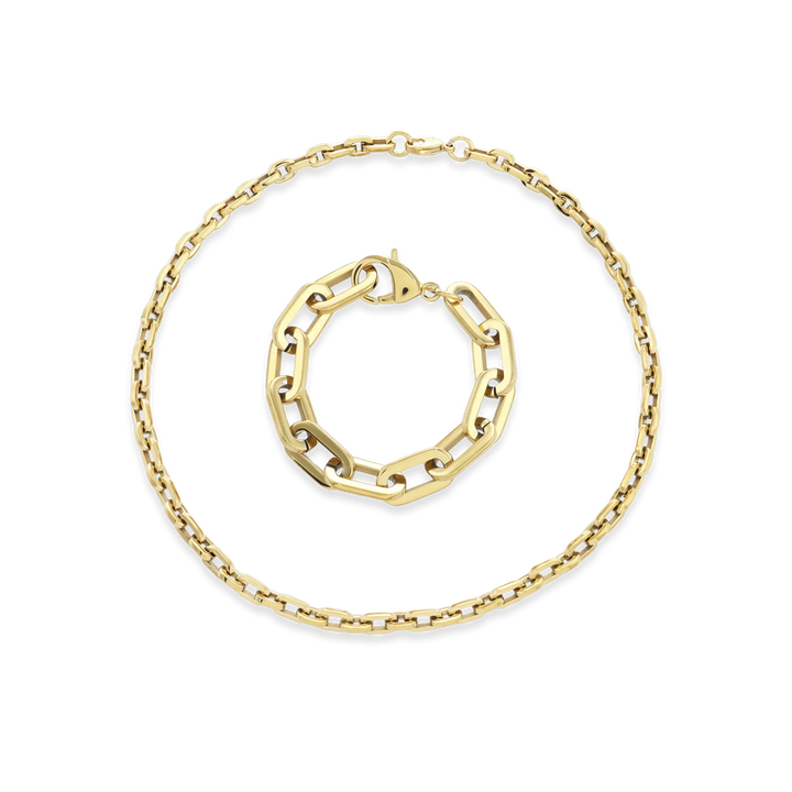 The PUERTO SIZE SET, which is a gold two-piece jewelry set, features a bold link chain necklace and a matching chunky bracelet. The set’s polished gold finish and statement design make it perfect for elevating any outfit, whether casual or formal, with a touch of modern elegance.