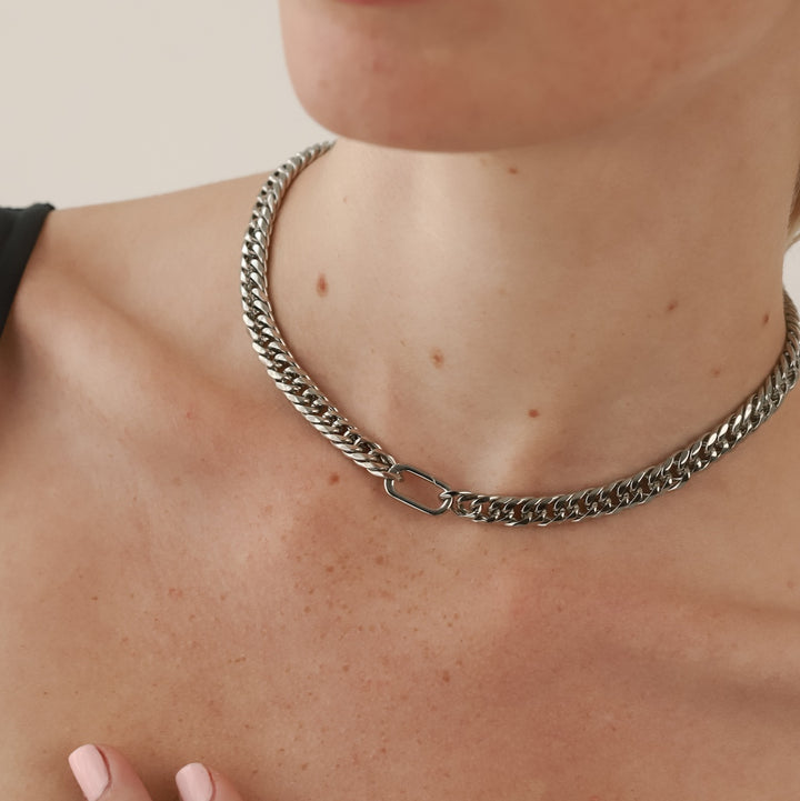 Model wearing the Just Click Silver Chain, a single silver chain with a lobster clasp closure. ||| SILVER