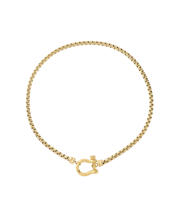 The Herradura Signature, a gold necklace featuring a box chain with a gold horseshoe clasp. ||| GOLD