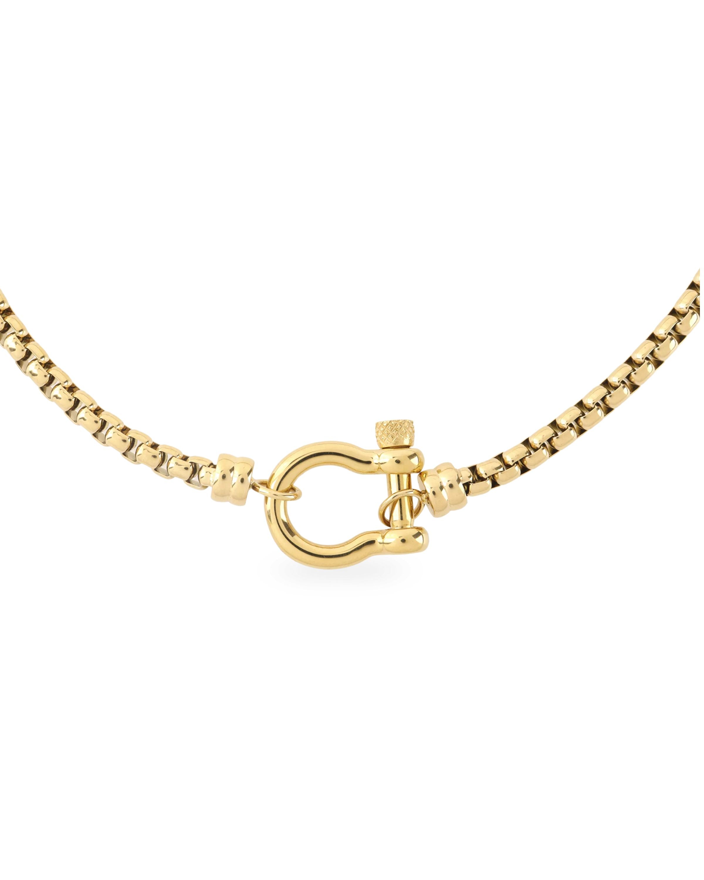 The Herradura Signature, a gold necklace featuring a box chain with a gold horseshoe clasp. ||| GOLD