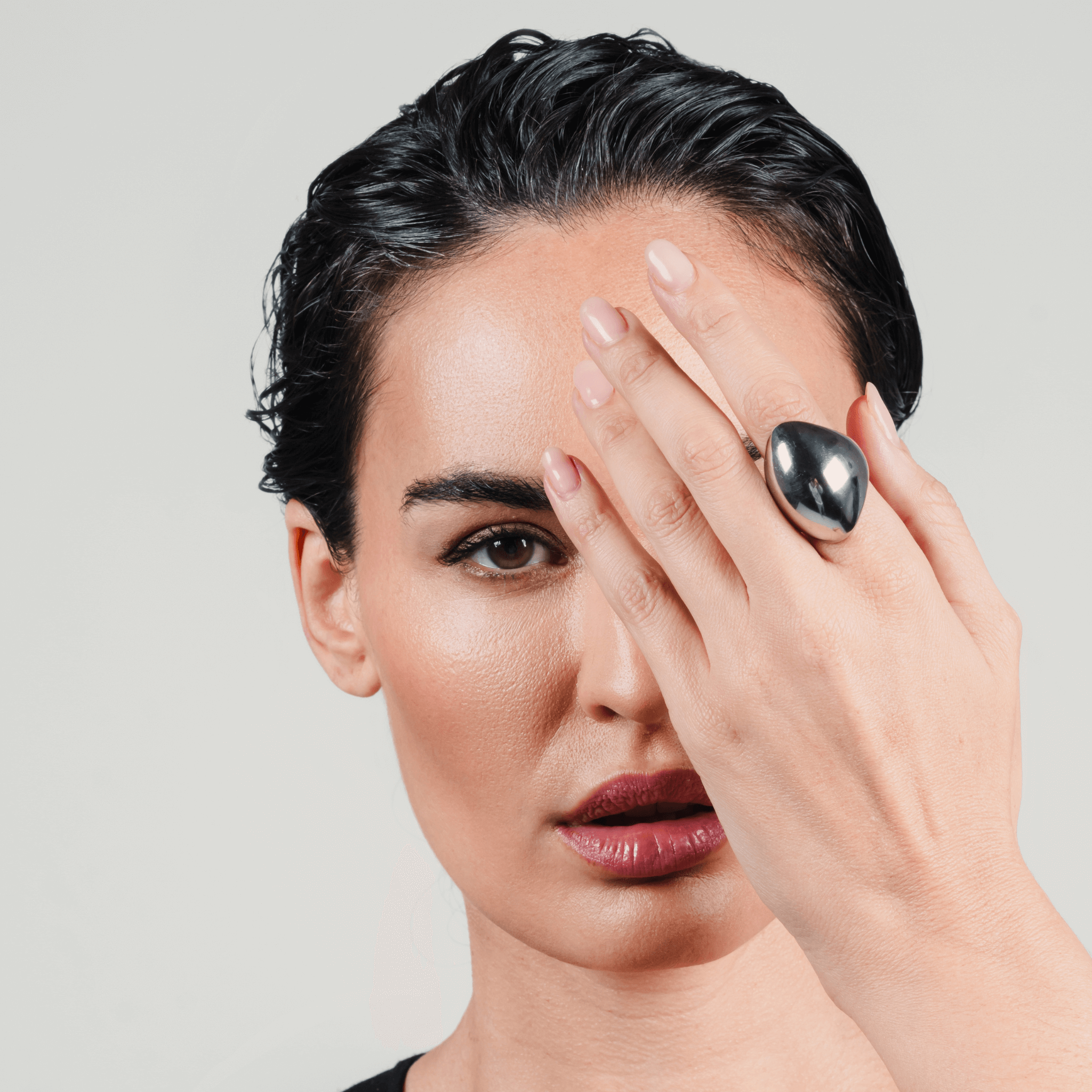 Model wearing the Fierce Ring in silver, featuring a bold and curvy design that exudes confidence and modern elegance. ||| SILVER