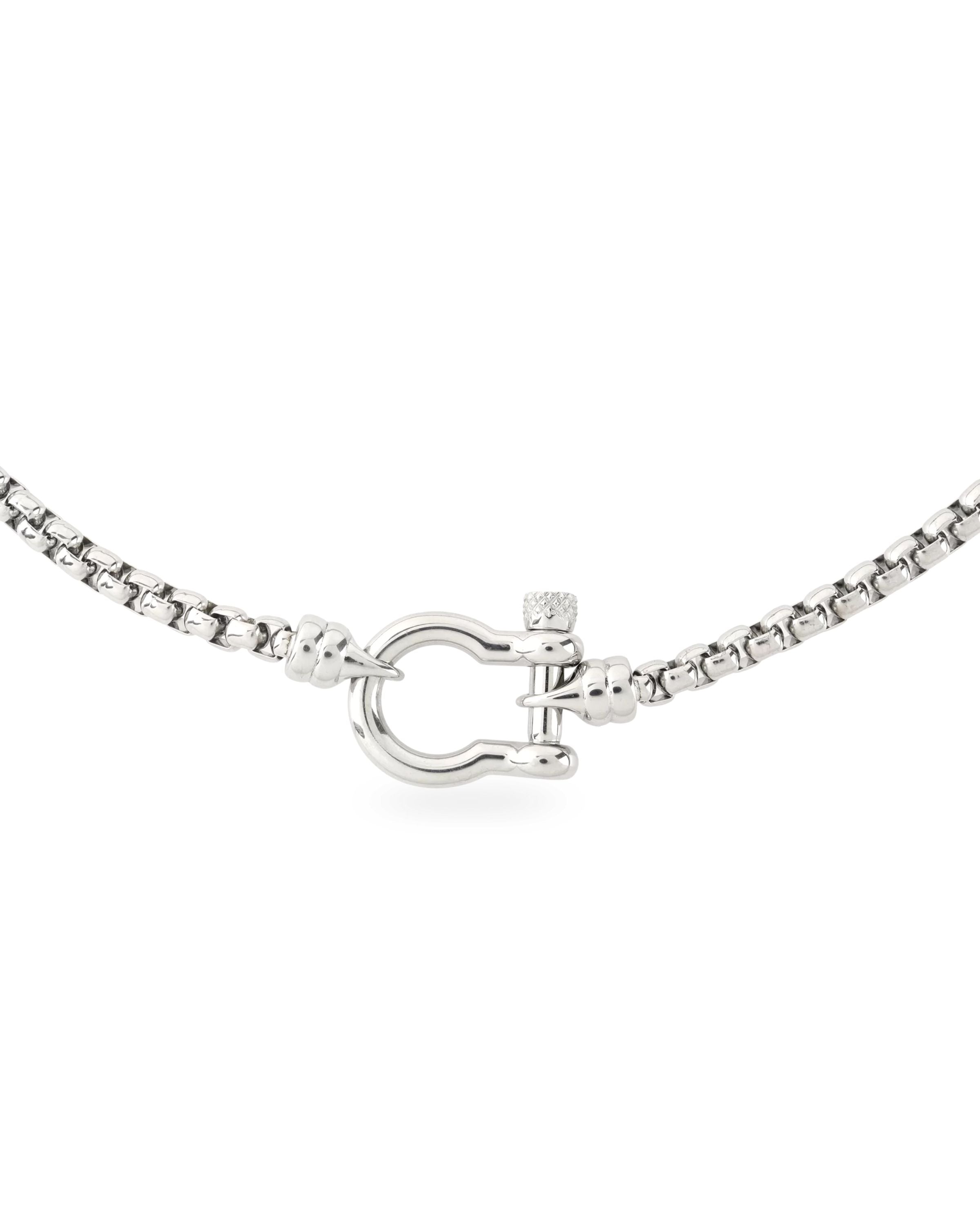 The Herradura Signature in silver, a silver necklace featuring a box chain with a silver horseshoe clasp. ||| SILVER