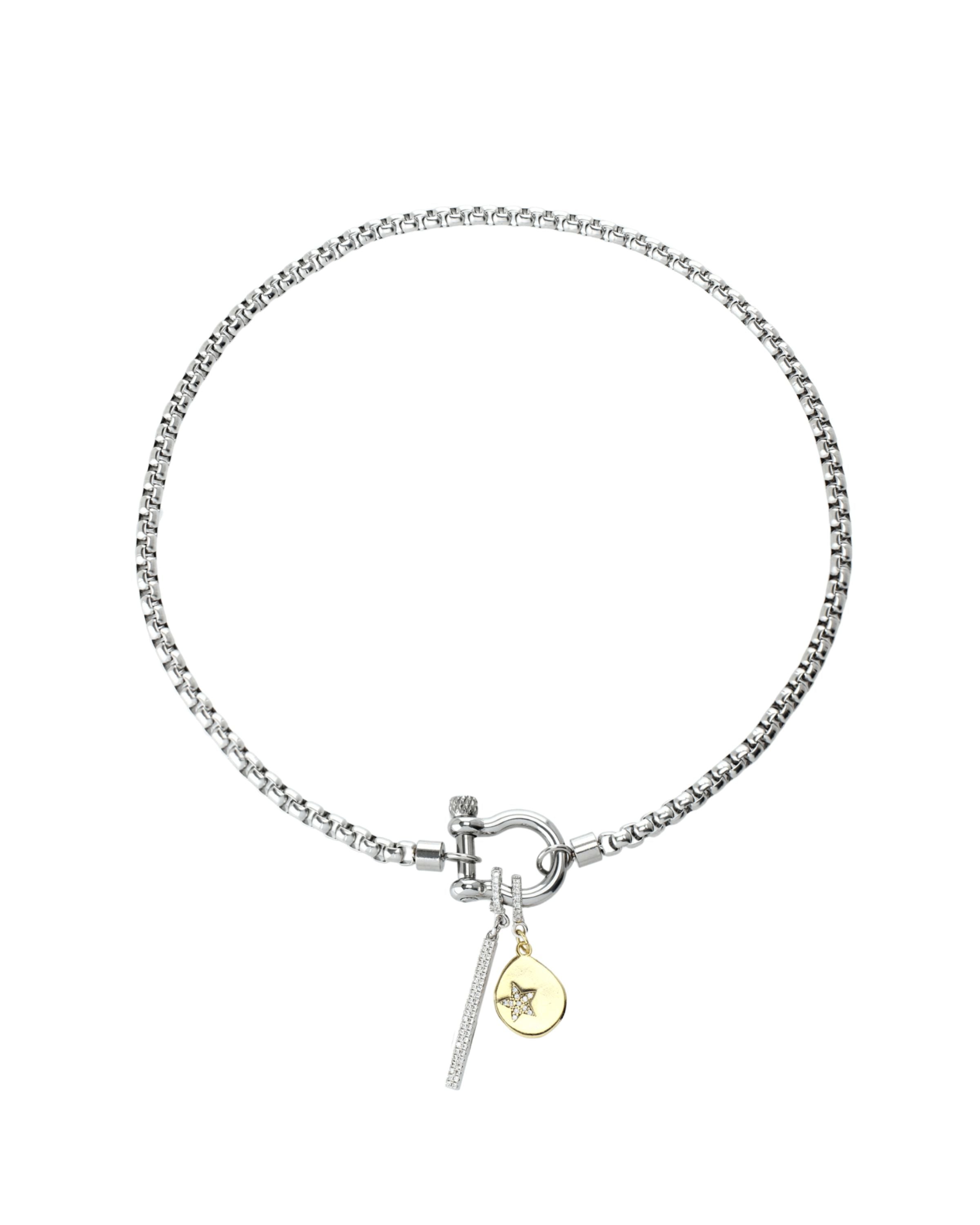 This stylish Herradura Clip On Bar Necklace features a silver-toned chain with a unique gold-toned horseshoe clasp. It also includes a dangling bar charm and a celestial charm with sparkling details.