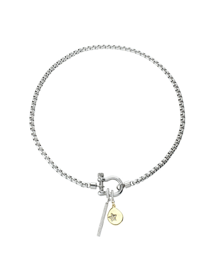 This stylish Herradura Clip On Bar Necklace features a silver-toned chain with a unique gold-toned horseshoe clasp. It also includes a dangling bar charm and a celestial charm with sparkling details.