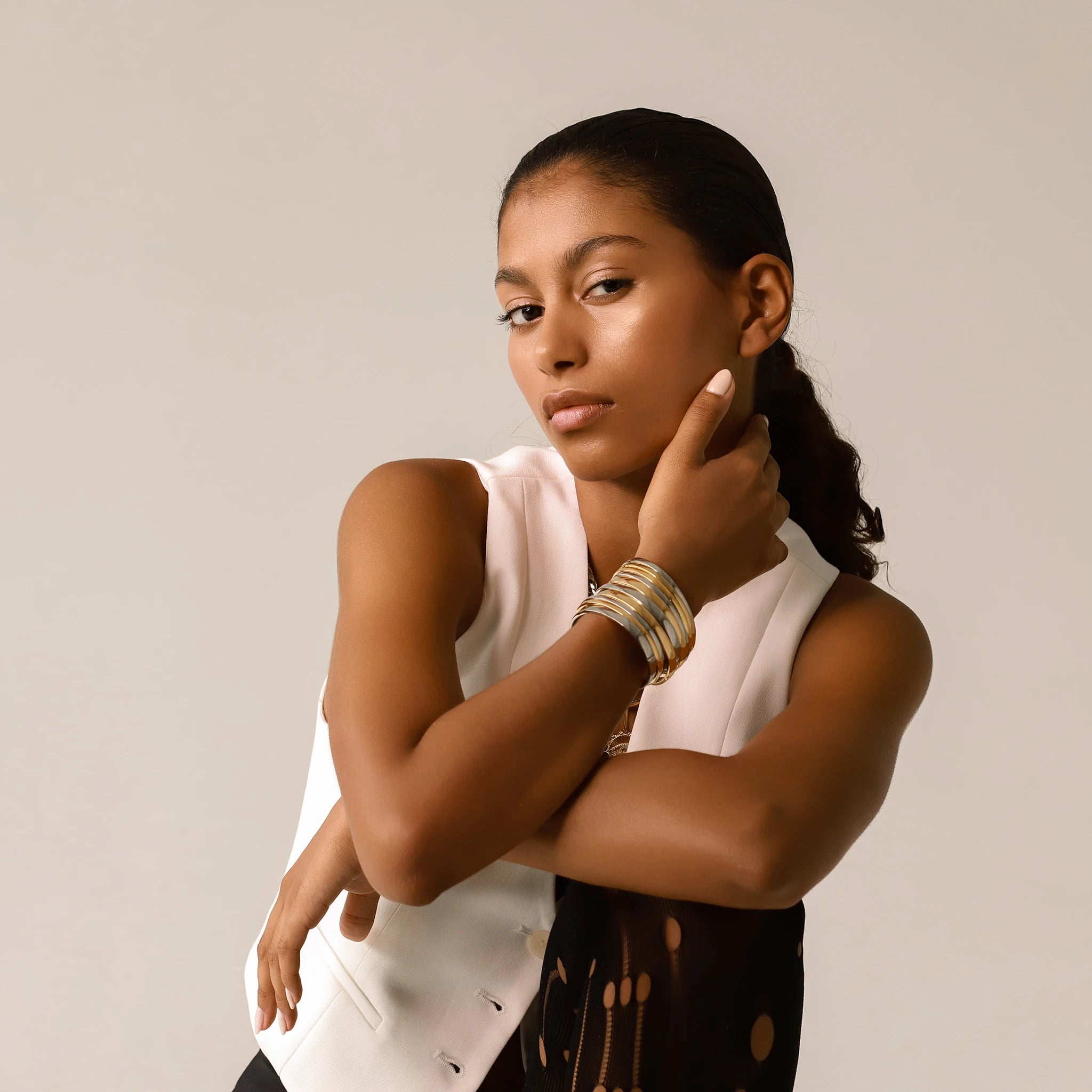 The Plain Medium Set, which is a multi-piece bracelet stack, features sleek gold and silver bangles with a polished finish, creating a sophisticated, mixed-metal look that can be worn together or individually for versatile elegance.