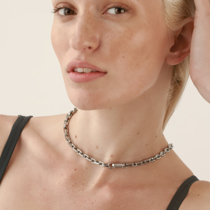 Model wearing the Just Click Puerto silver Chain, a single gold chain with a silver lobster clasp closure. ||| SILVER