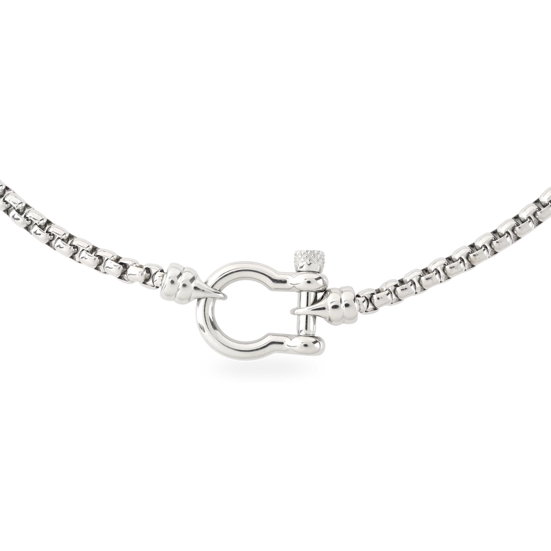 The Herradura Signature in silver, a silver necklace featuring a box chain with a silver horseshoe clasp.