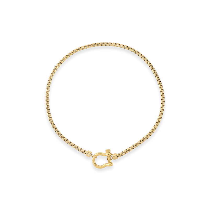 The Herradura Signature, a gold necklace featuring a box chain with a gold horseshoe clasp.