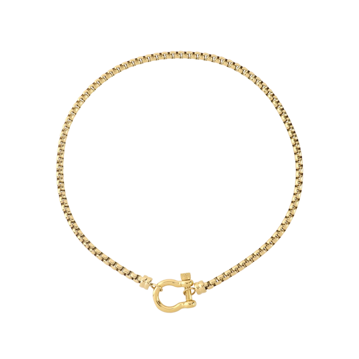 The Herradura Signature, a gold necklace featuring a box chain with a gold horseshoe clasp. ||| GOLD