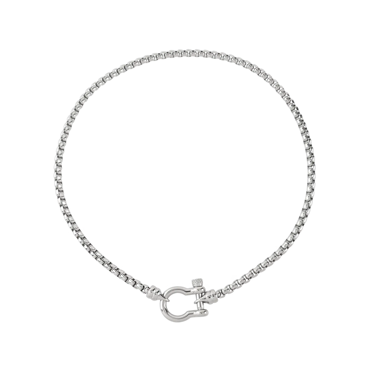 The Herradura Signature Silver, which is a single silver chain necklace featuring a bold front clasp shaped like a horseshoe. ||| SILVER