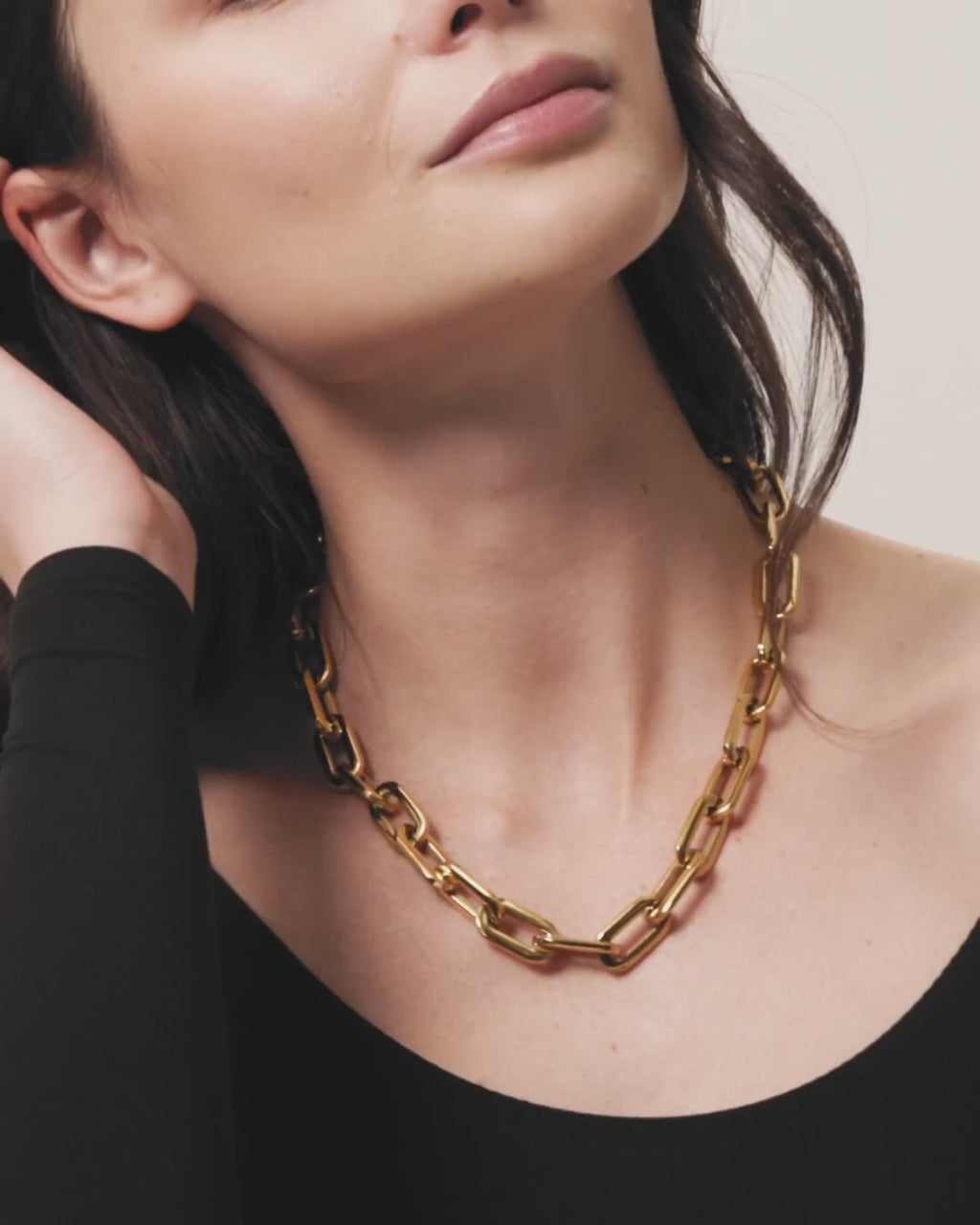 The Puerto Chain Necklace, which is a single-piece gold necklace featuring oversized rectangular links in a chunky, statement-making design. ||| GOLD