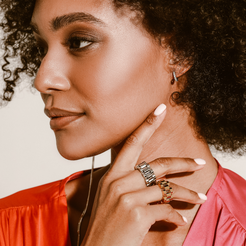 Model wearing two MOVE RINGS which looks like a bicycle chain. It's 10mm wide and made of 18k gold plated and non tarnish stainless steel.