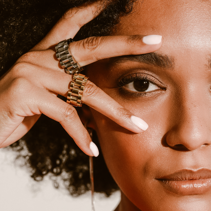 Model wearing two MOVE RINGS which looks like a bicycle chain. It's 10mm wide and made of 18k gold plated and non tarnish stainless steel. ||| SILVER