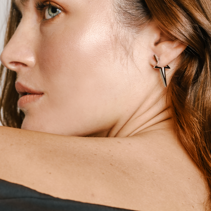 Model wearing the FLYING SOLO STARS EARRING comes in one piece of 925 Sterling Silver star shaped earring.