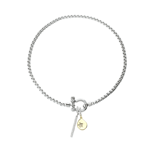 This stylish Herradura Clip On Bar Necklace features a silver-toned chain with a unique gold-toned horseshoe clasp. It also includes a dangling bar charm and a celestial charm with sparkling details.