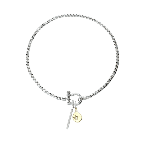 This stylish Herradura Clip On Bar Necklace features a silver-toned chain with a unique gold-toned horseshoe clasp. It also includes a dangling bar charm and a celestial charm with sparkling details.