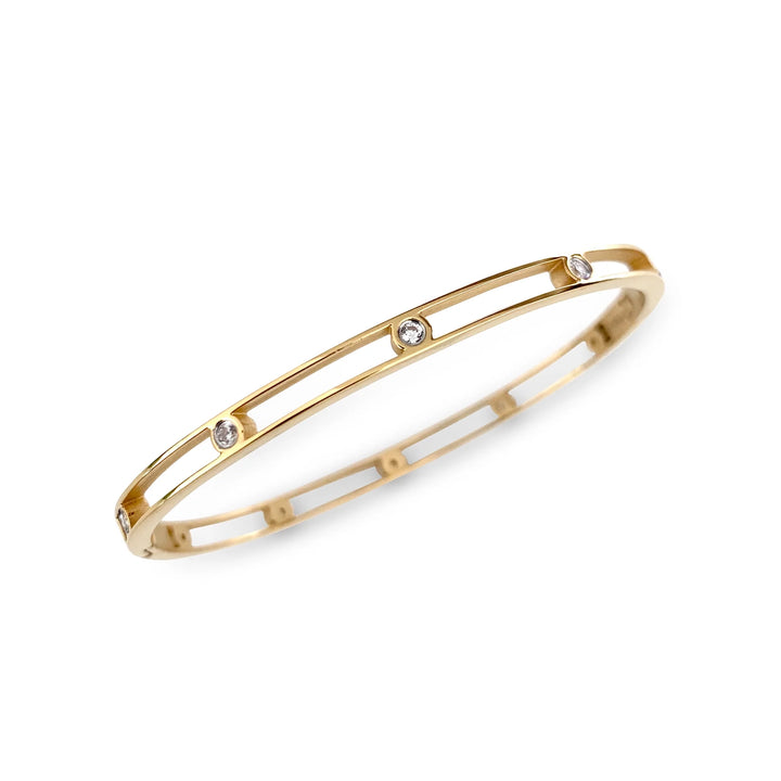 Exquisite Gold Bangle Adorned with Brilliant-Cut Diamonds