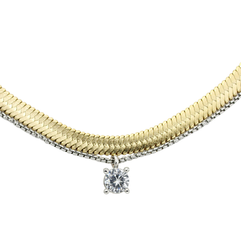 The CHIC SNAKE NECKLACE which includes 2 necklaces. A Rhodium-plated stainless steel chain with Solitaire 1ct zirconia and Stainless steel 18k gold plated snake necklace.