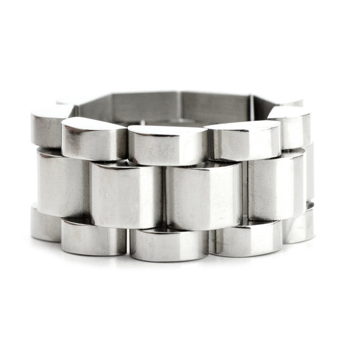 The MOVE RING in silver which looks like a bicycle chain. It's 10mm wide and made of non tarnish stainless steel. ||| SILVER