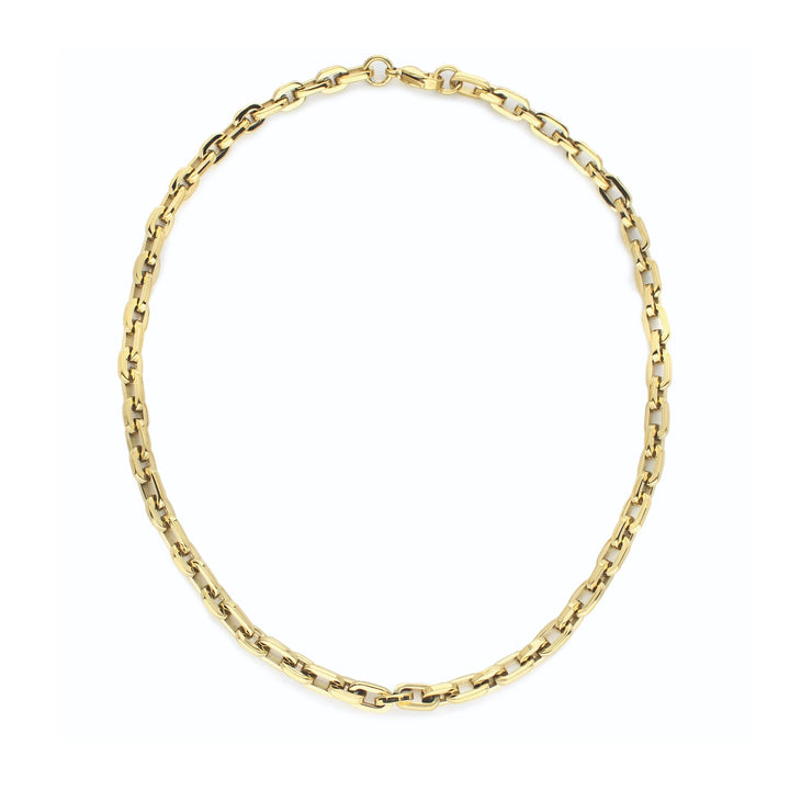 The PUERTO CHAIN SMALL, which is a single gold chain necklace, features a delicate yet bold design crafted with closely linked, polished gold segments. This versatile piece offers a timeless and minimalist aesthetic, perfect for layering or wearing as a standalone statement.